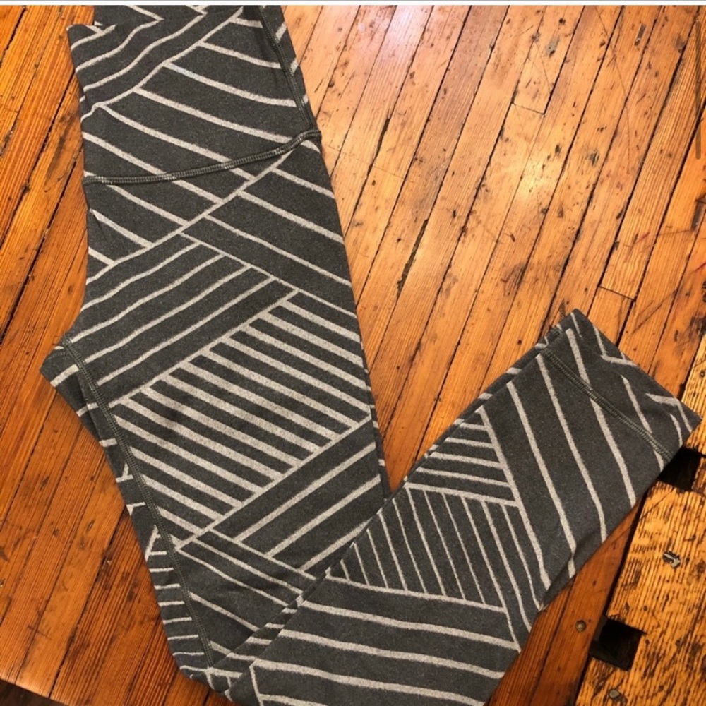 Size 6 lululemon wunder unders FITS LIKE A 4